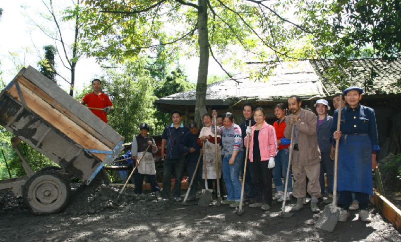 2008年汶川地震父亲背着儿子遗体走10小时坚决带儿子回家