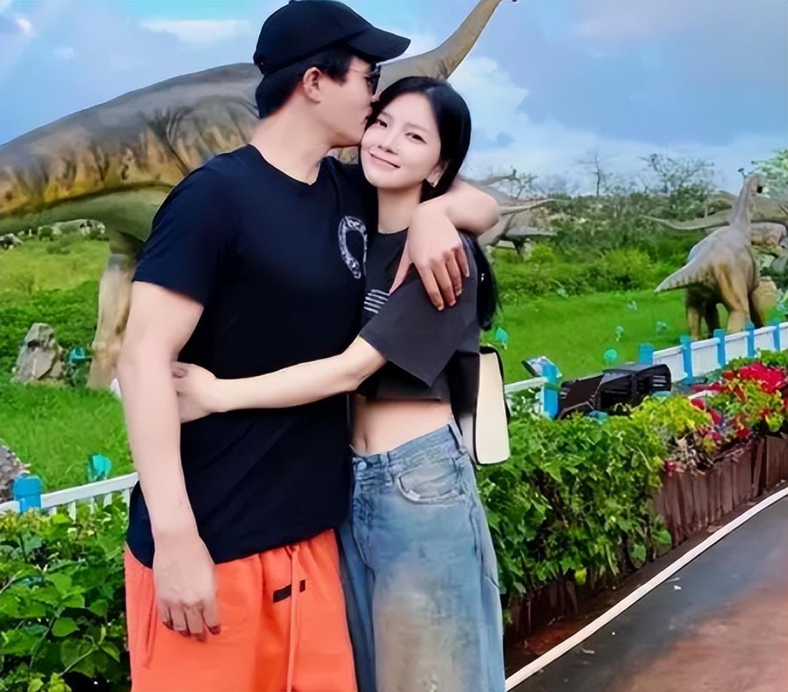 王灿坐杜淳大腿秀恩爱翻车男方用手推她表情被指一脸嫌弃