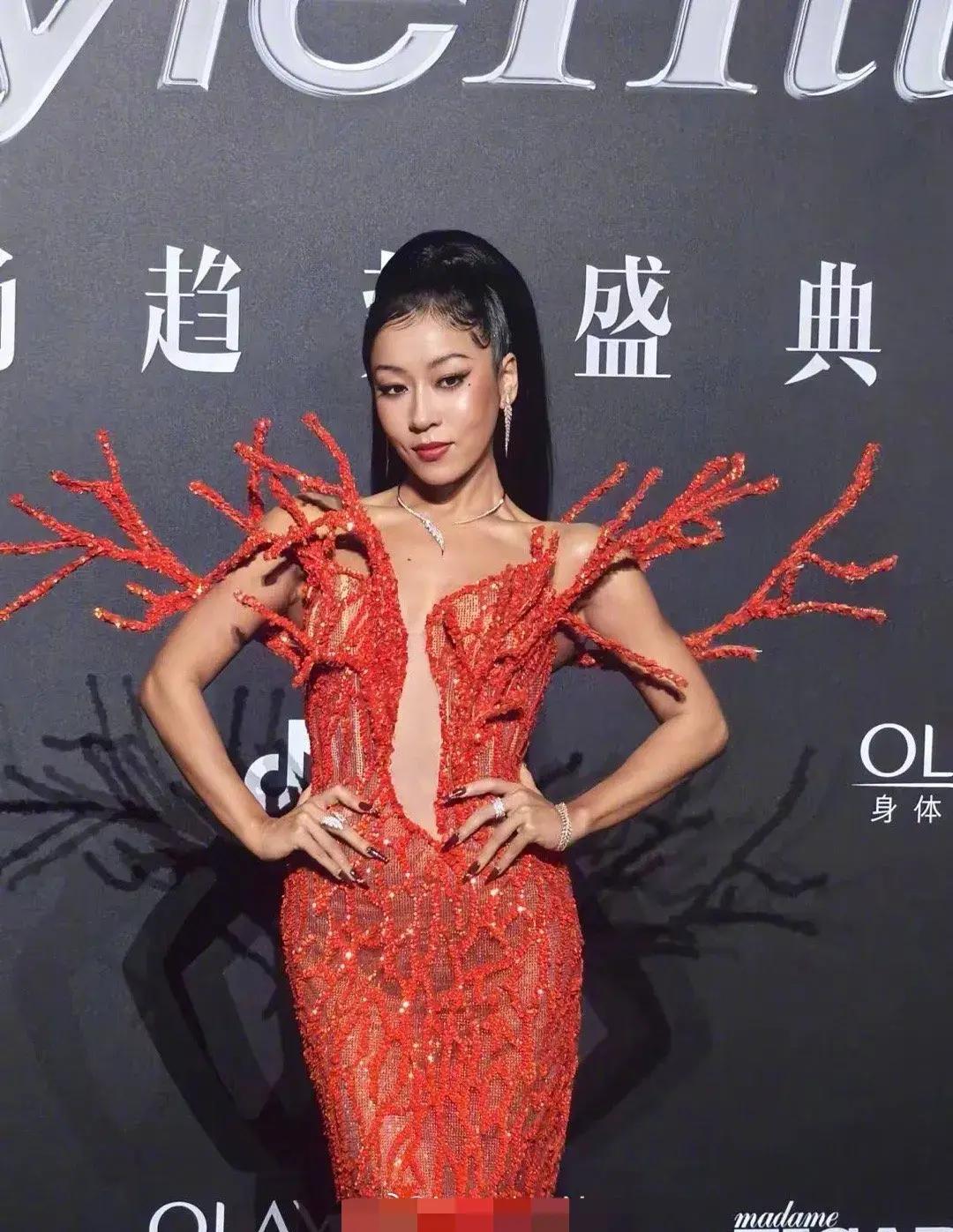 杨超越胡一天牵手上台他们的身高差太萌