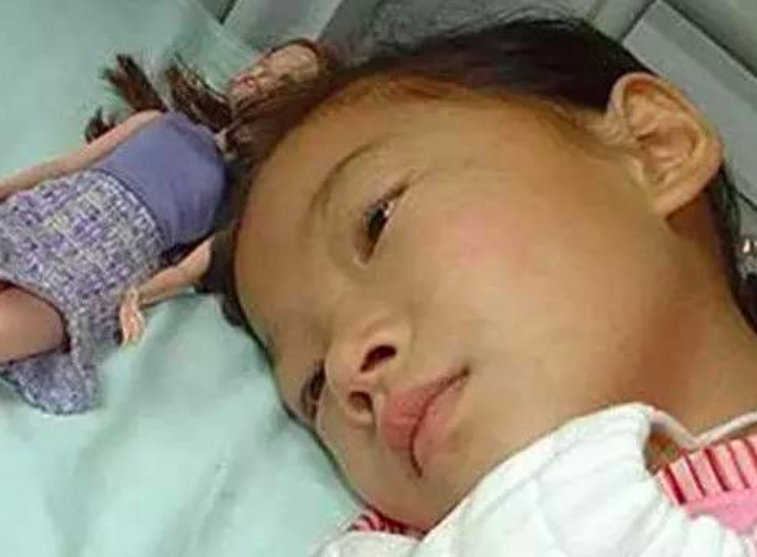 05年四川8岁白血病女孩不愿拖累养父悄悄写下自愿放弃治疗