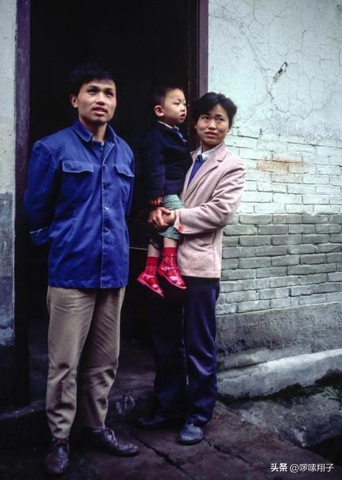 80年代老照片:女子不远万里拉煤球,一家人围着二八大杠满脸喜悦