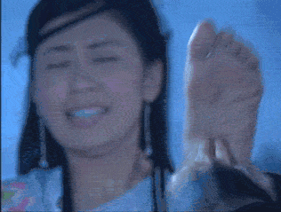 无奈之下,张无忌干脆将赵敏的鞋扒下来,给她挠脚心,顺利得到解药,这正