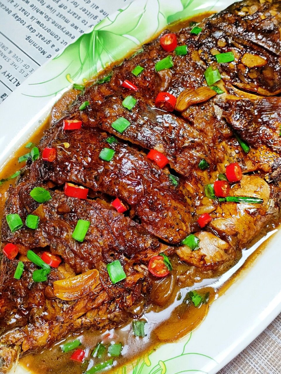 比饭店还好吃的红烧罗非鱼  食材清单:罗非鱼一条,葱姜蒜适量,小米椒