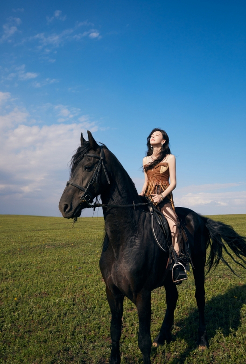 于文文# 文文骑马啦,好帅一女的. 介绍一下,这是我的黑马公主