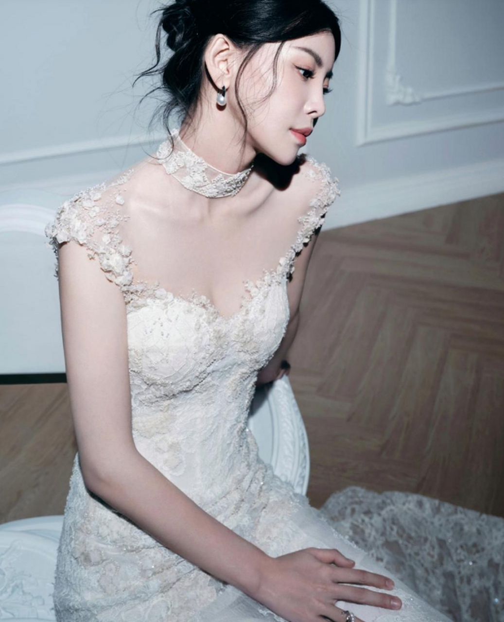 于文文白色婚纱写真,身材完美脚趾抢镜,感觉五个脚趾之间的关系,不太