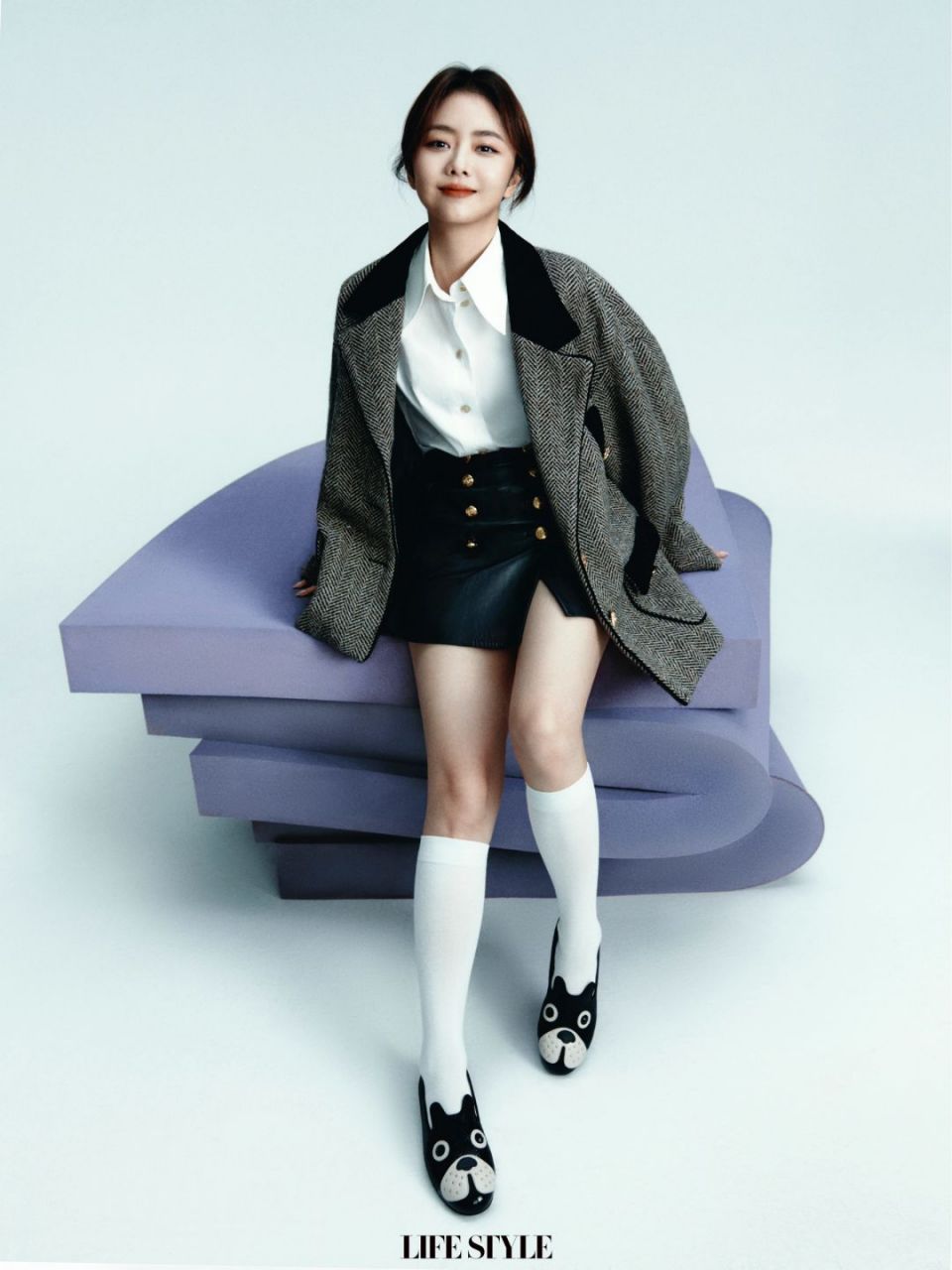 谭松韵穿搭新风尚:狗狗鞋点亮时尚舞台!