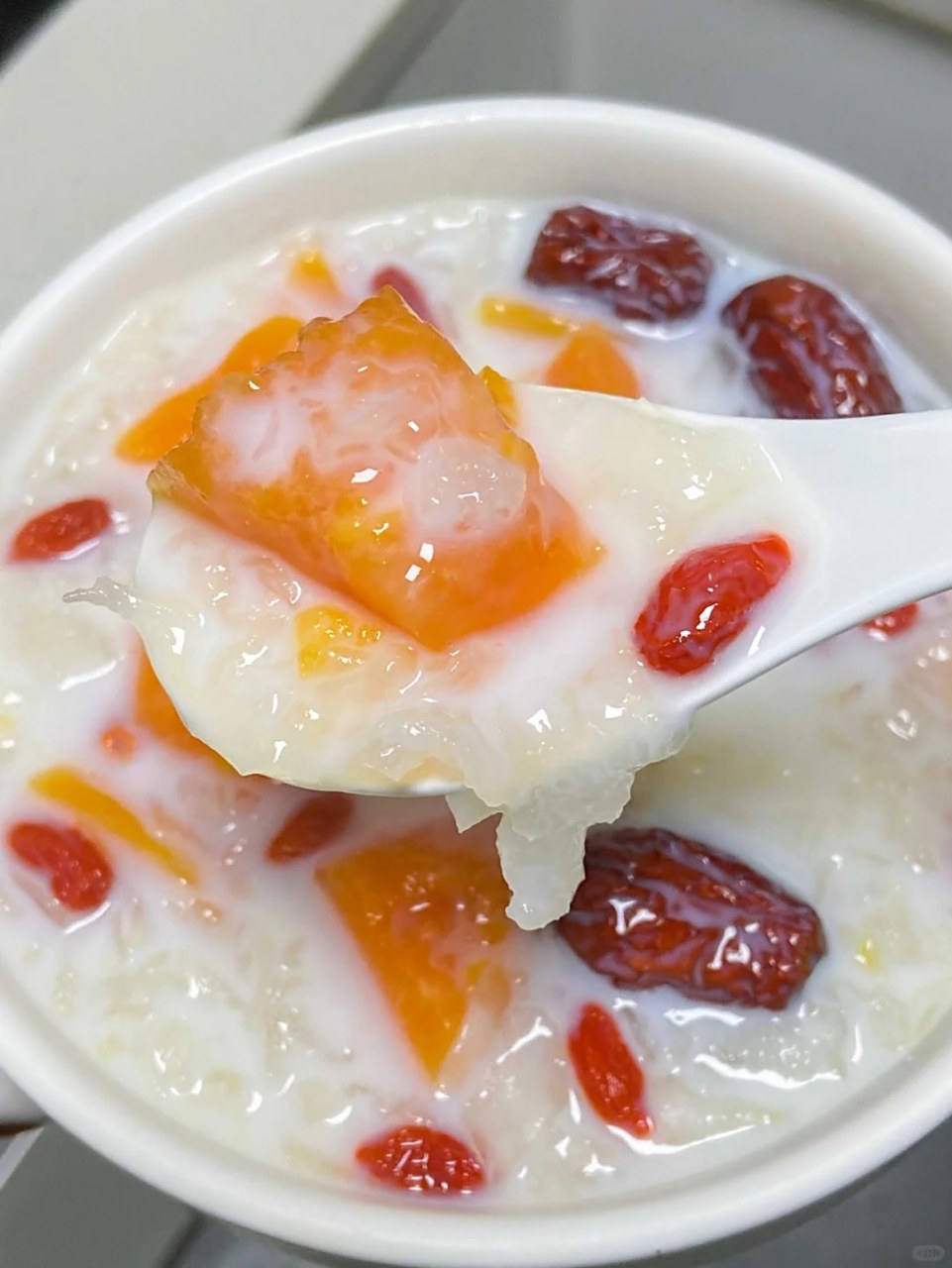 今天给大家分享木瓜牛奶银耳羹的做法: 05木瓜牛奶银耳羹05,糯糯