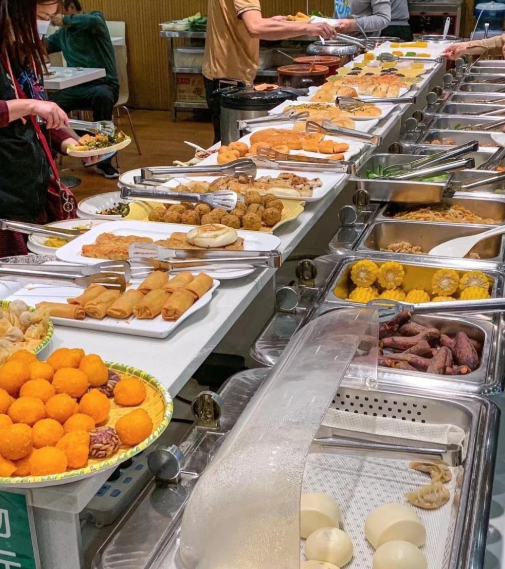 我们居住的小区楼下,有一家经营已久的自助素菜馆,它已经稳定地运营了