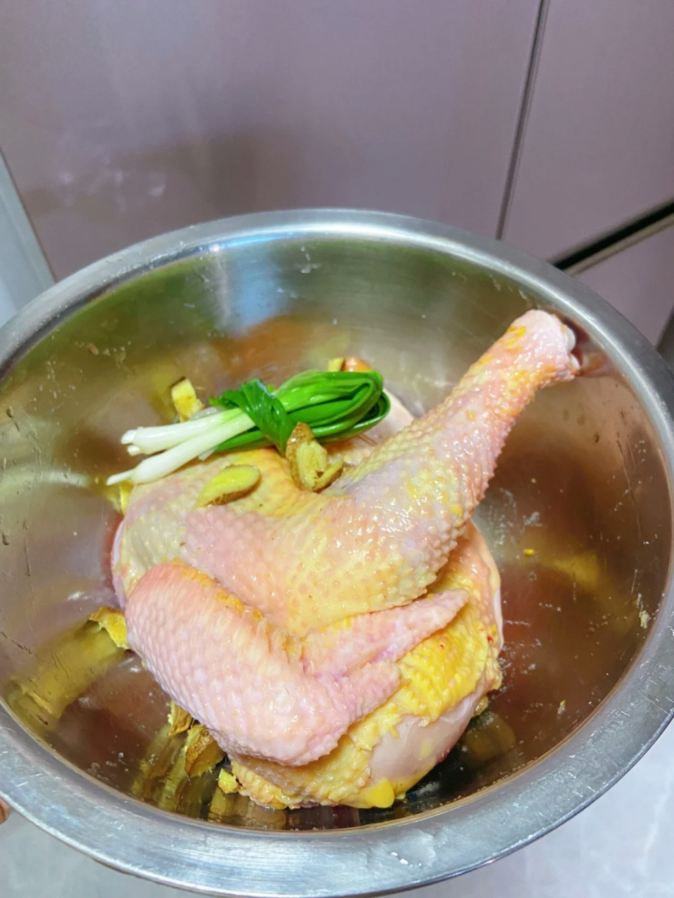 今天我给大家种一颗大草97——家庭版咸香鸡,简单几步,秒变厨艺小