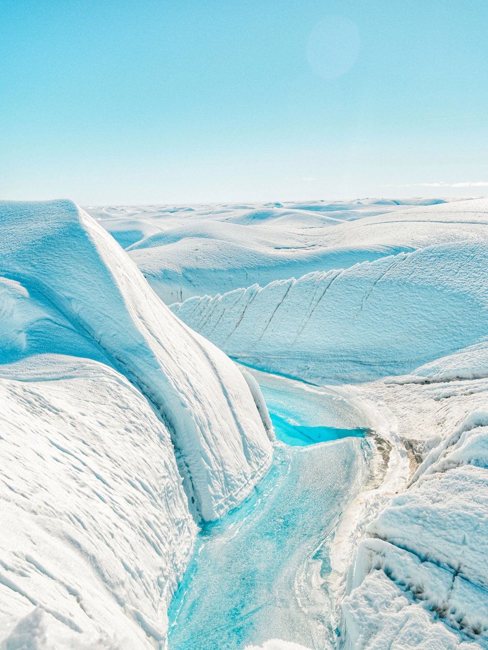 你一定没见过的绝美蓝色湖泊  在茫茫无际的南极内陆,有一个绝美的