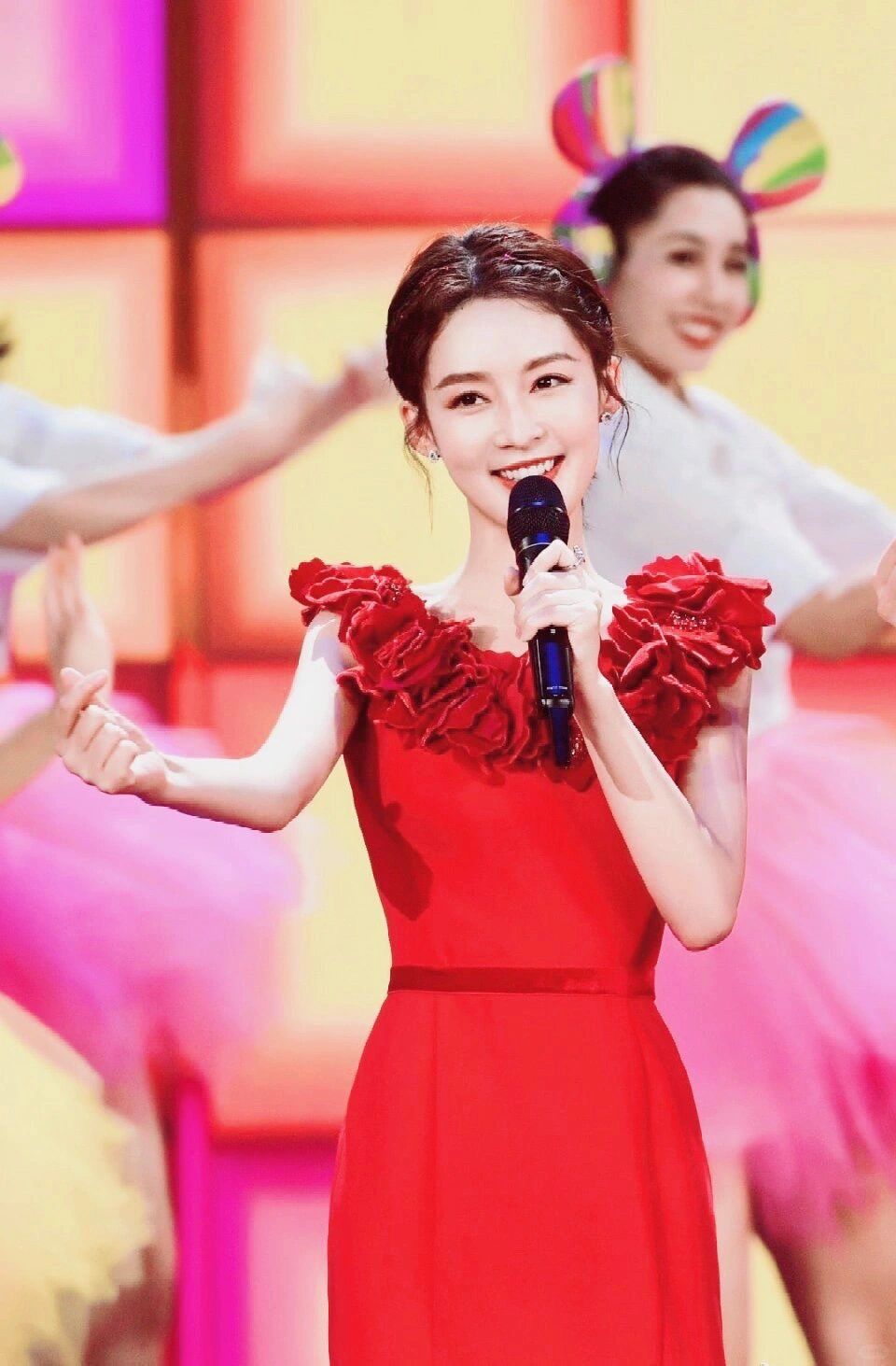 李沁春晚造型回顾:三年三变,汉.@桐叶谈娱乐的动态