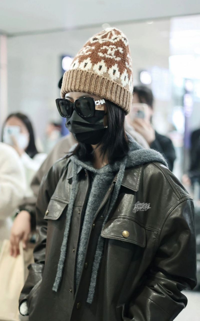 谭松韵机场私服解析:美拉德穿搭引领舒适风尚  我来聊聊谭松韵今日在