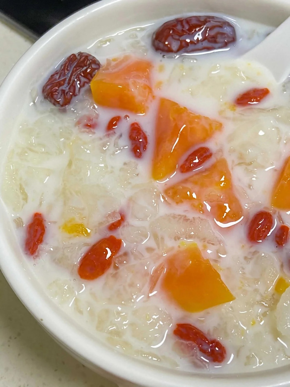 今天给大家分享木瓜牛奶银耳羹的做法: 05木瓜牛奶银耳羹05,糯糯