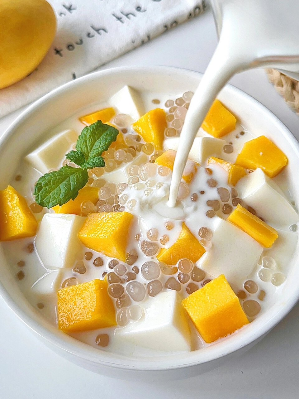 😍 我发现了一个绝妙的甜品——芒果奶冻西米露!