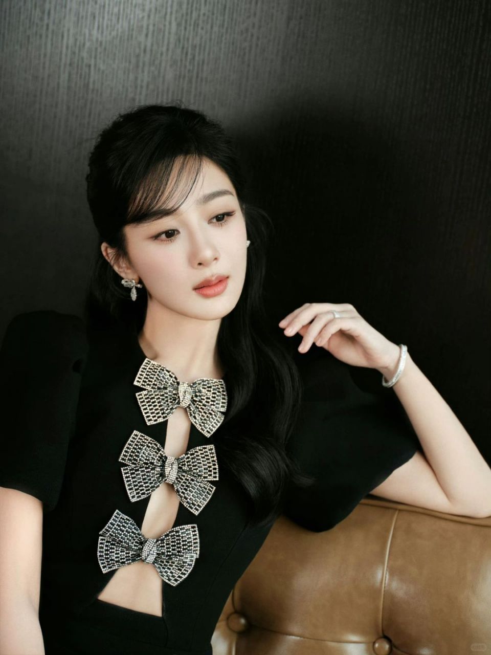 杨紫闪耀高奢代言,黑礼服造型惊艳全场!  杨紫又拿高奢代言了!