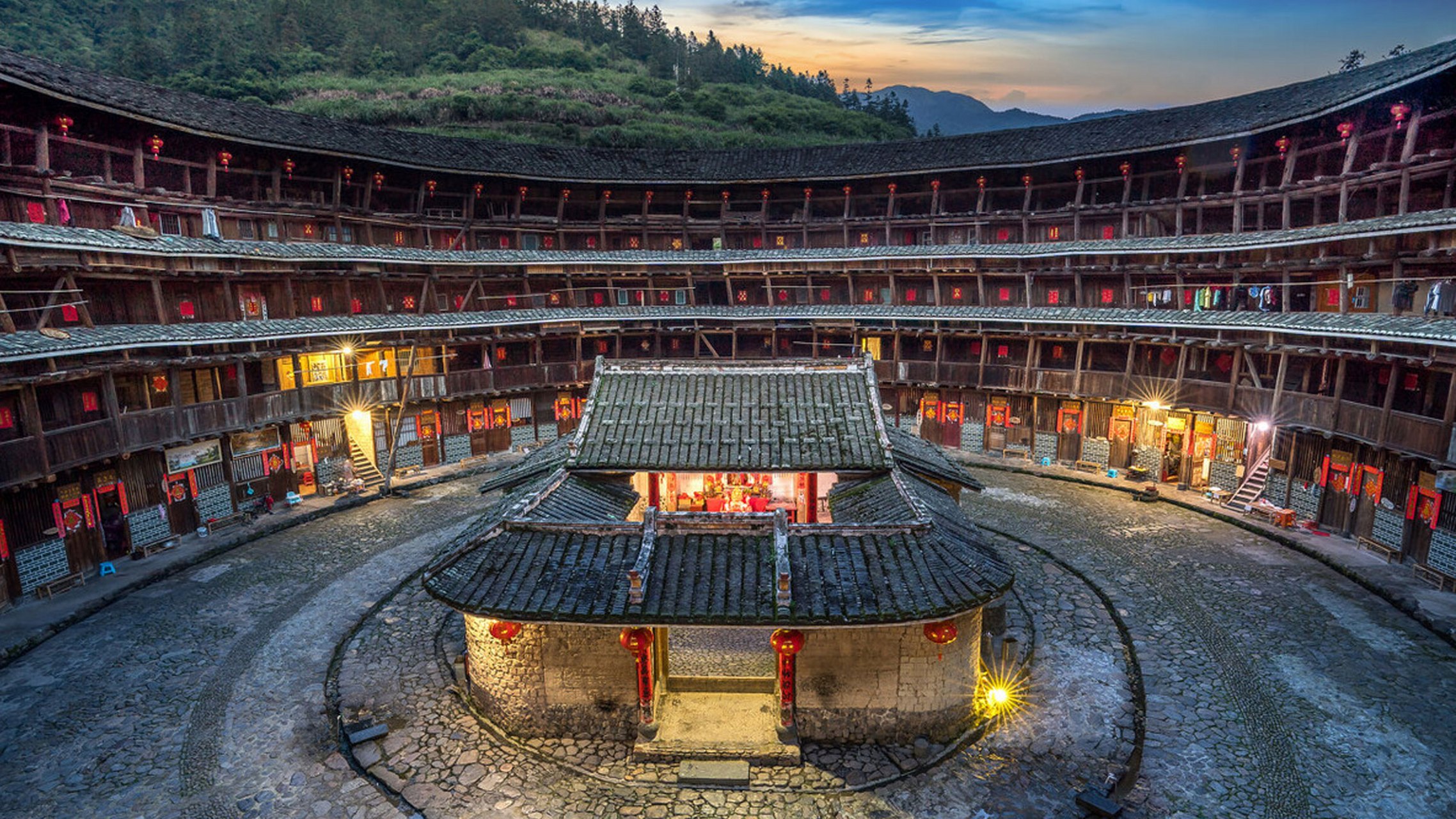 中国最下饭的建筑,形似"四菜一汤"的南靖土楼.