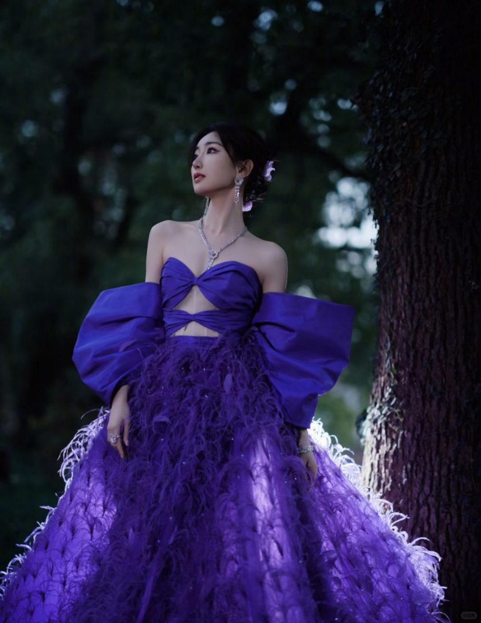 ianyong礼服诠释浪漫复古风情  当毛晓彤身着ianyong最新系列礼服踏上