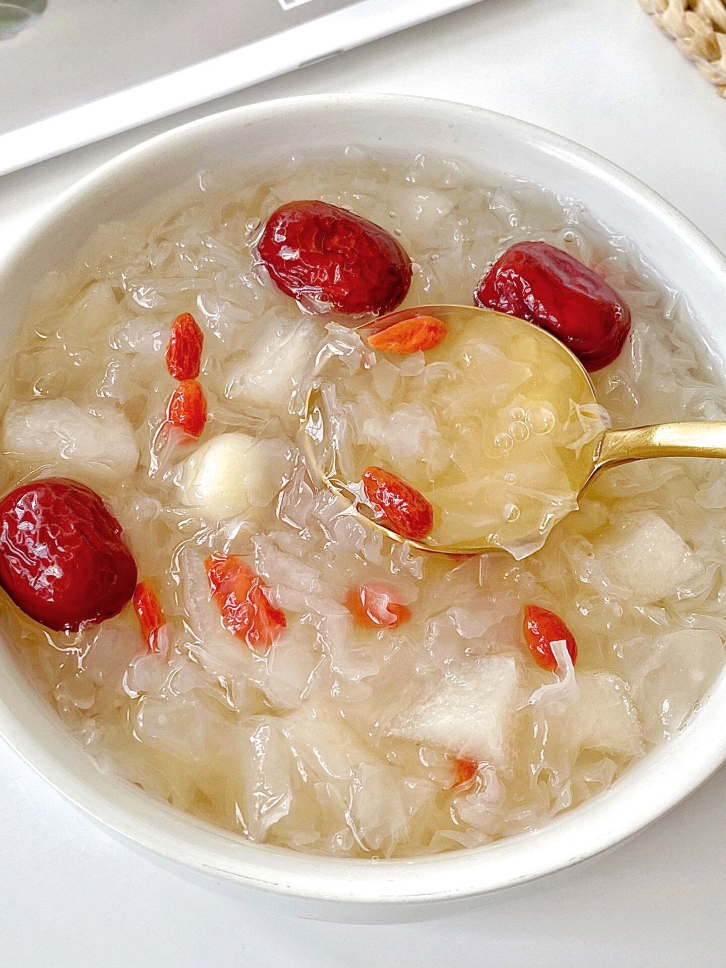 这碗羹汤真是满满的胶质,水水润润的,给我 100 张面膜我都不换!