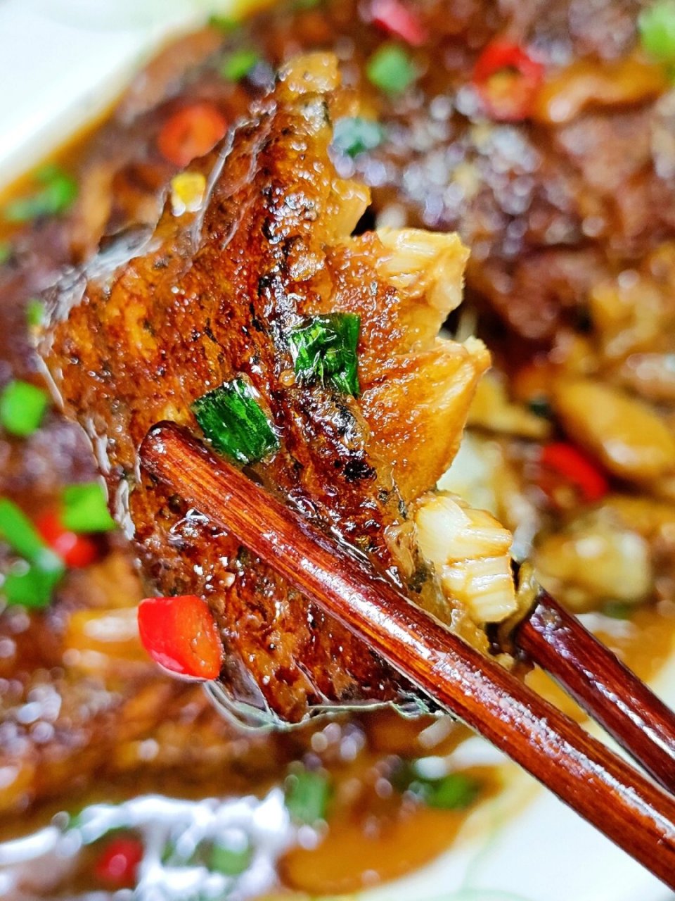 1把罗非鱼洗得干干净净,两面都打上漂亮的斜刀.