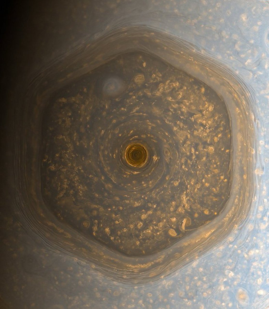土星北极上空的一个奇怪图案,实际是一个巨型的风暴,照片由美国宇航局