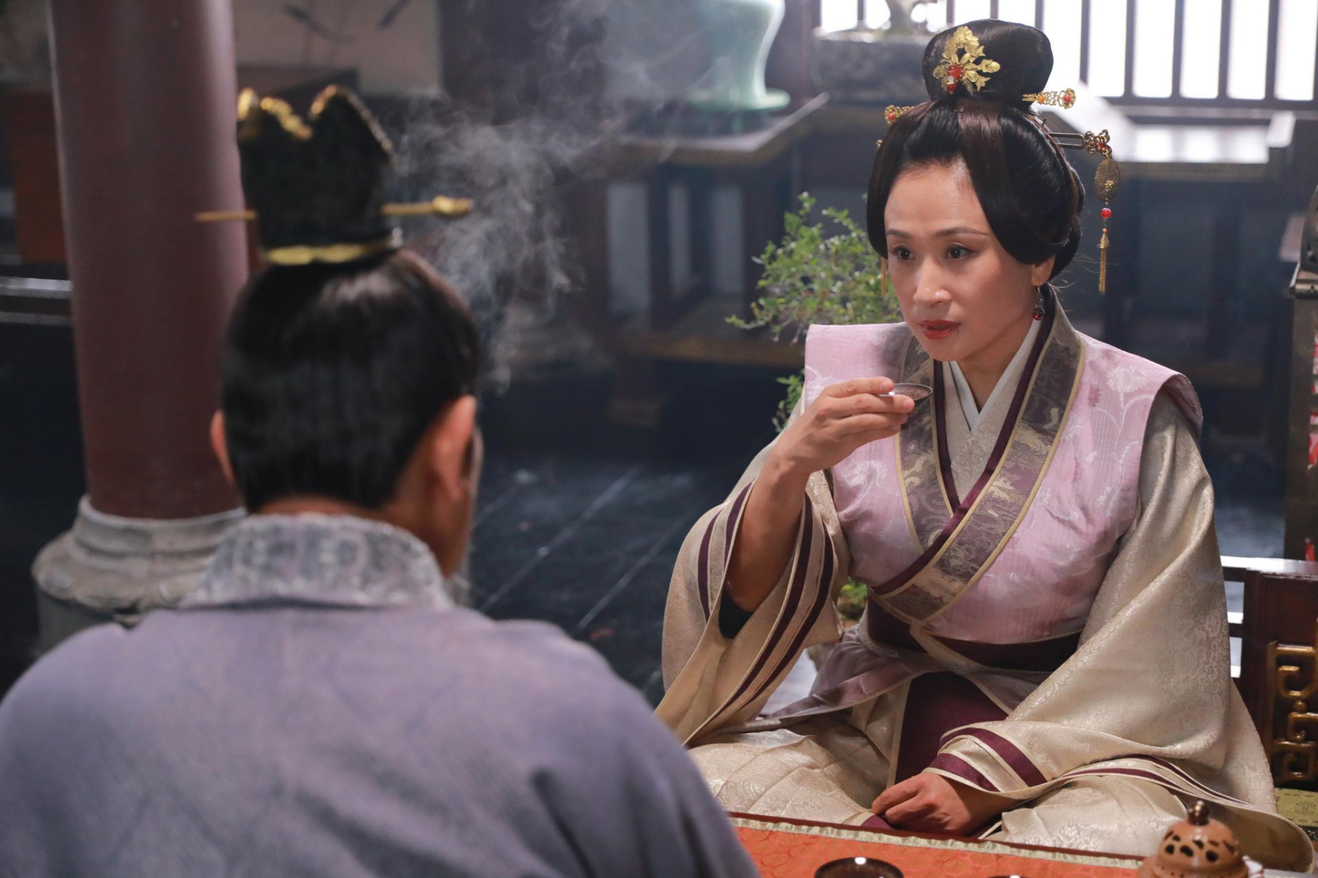 演员田玲,扮演武林外传里的钱夫人,是武功最高的一位,金钟罩铁布衫,七