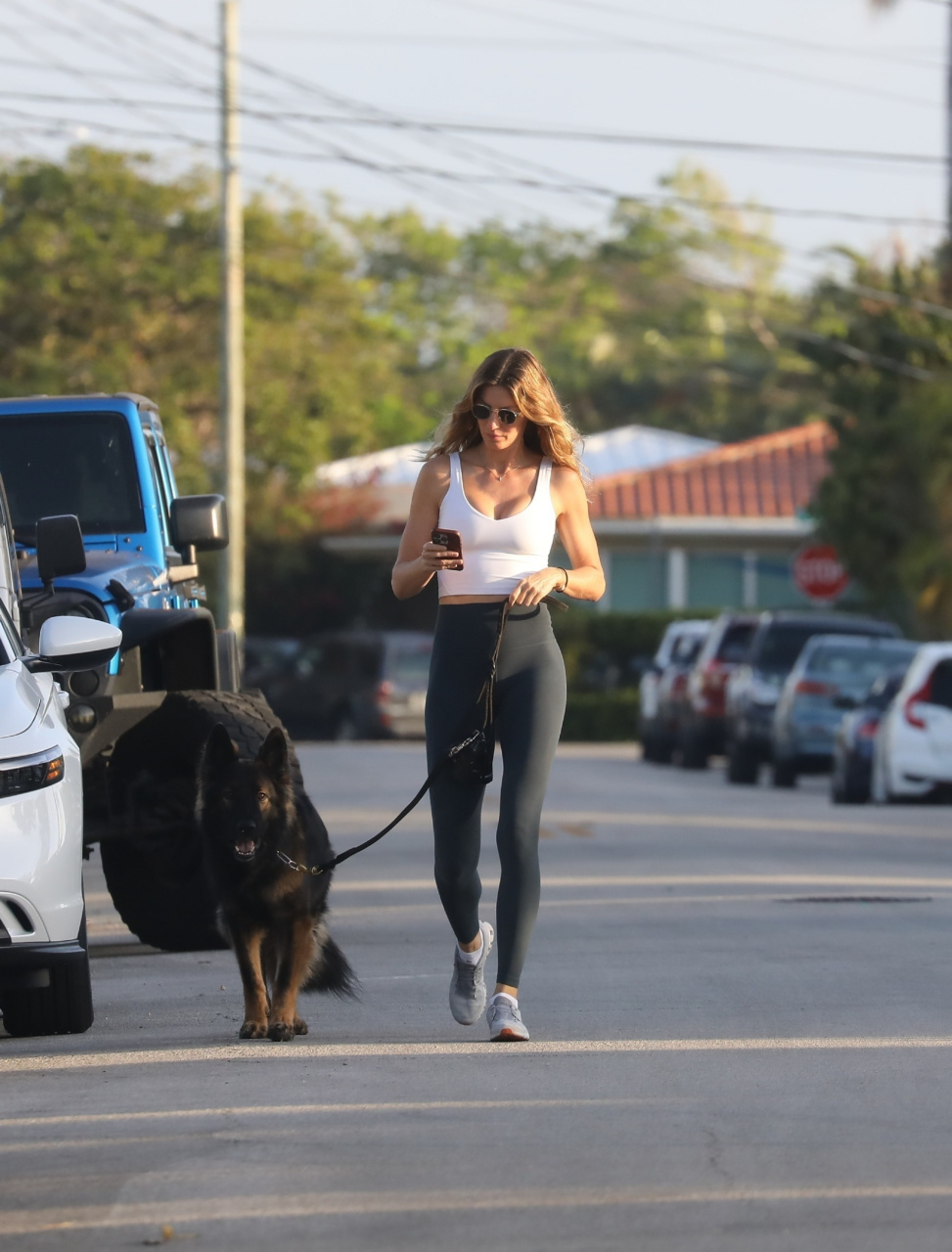 超模吉赛尔·邦辰在迈阿密外出遛狗街拍!#热点引擎计划