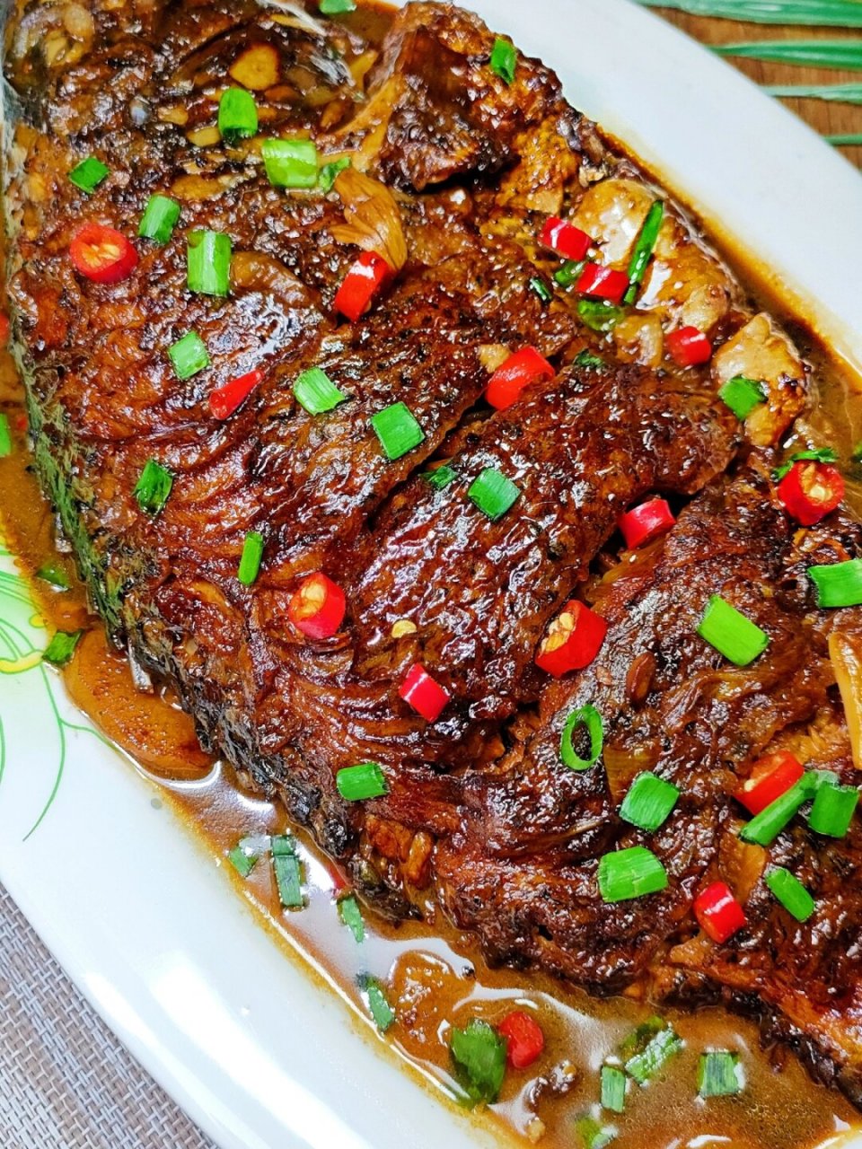 1把罗非鱼洗得干干净净,两面都打上漂亮的斜刀.