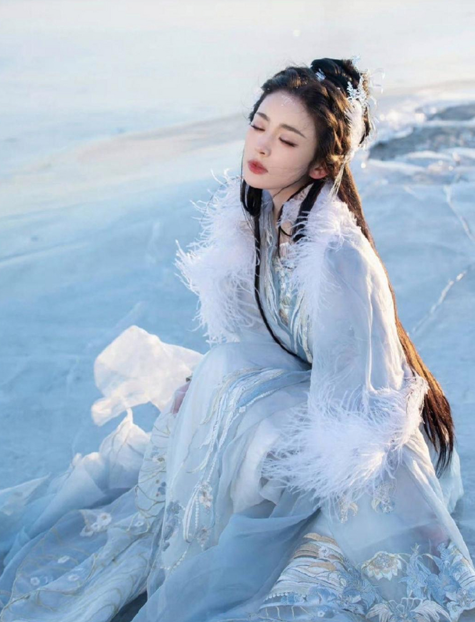 古力娜扎冰面古装写真,一袭白衣搭配绝世容颜好似仙女下凡,真的太迷人