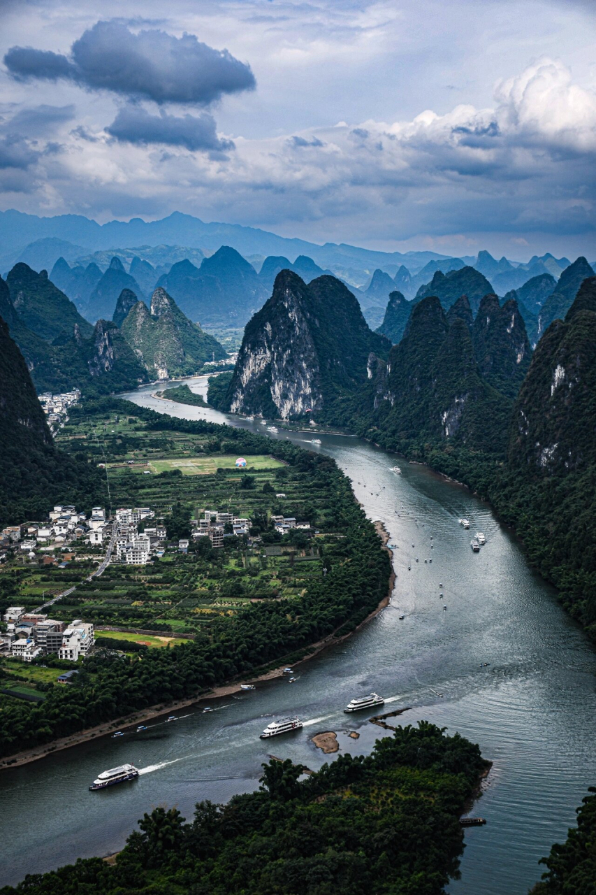 广西十里画廊,如诗如画,阳朔十里画廊位于阳朔月亮山,因沿路风景秀丽