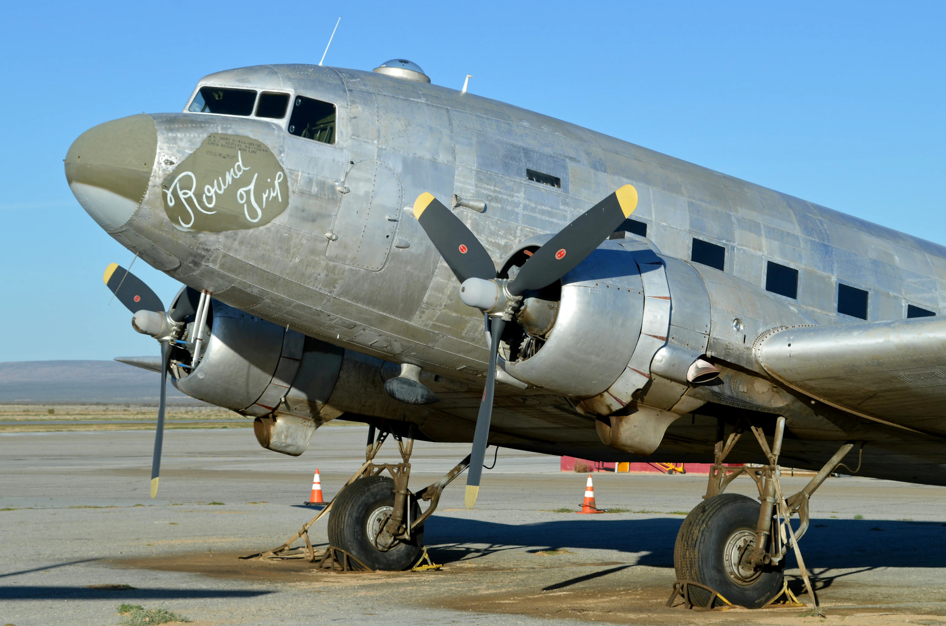 飞行器欣赏:美国道格拉斯dc-3/c-47运输机,该机二战期间广泛应用于