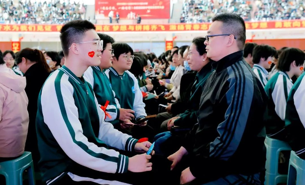 孩子们与家长手牵手,心连心,感受彼此爱与信任的力量.