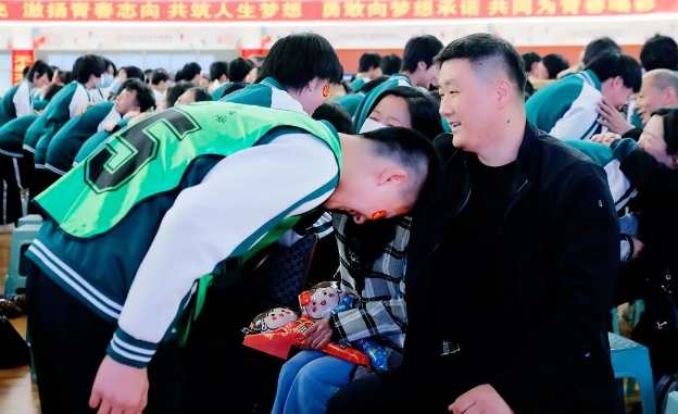 孩子们与家长手牵手,心连心,感受彼此爱与信任的力量.