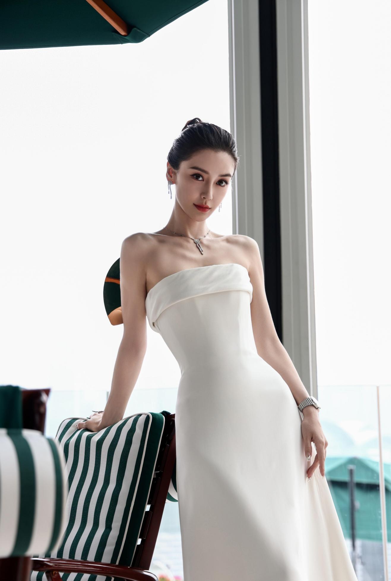 杨颖白色抹胸裙惊艳影视展,宛如仙子清新脱俗,影视新星再添华彩