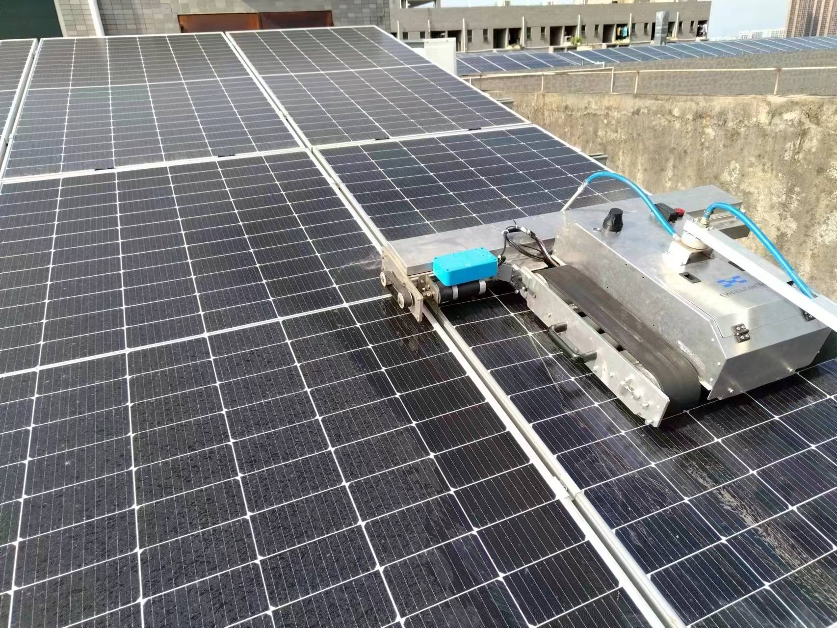 太阳能板清洗机器人