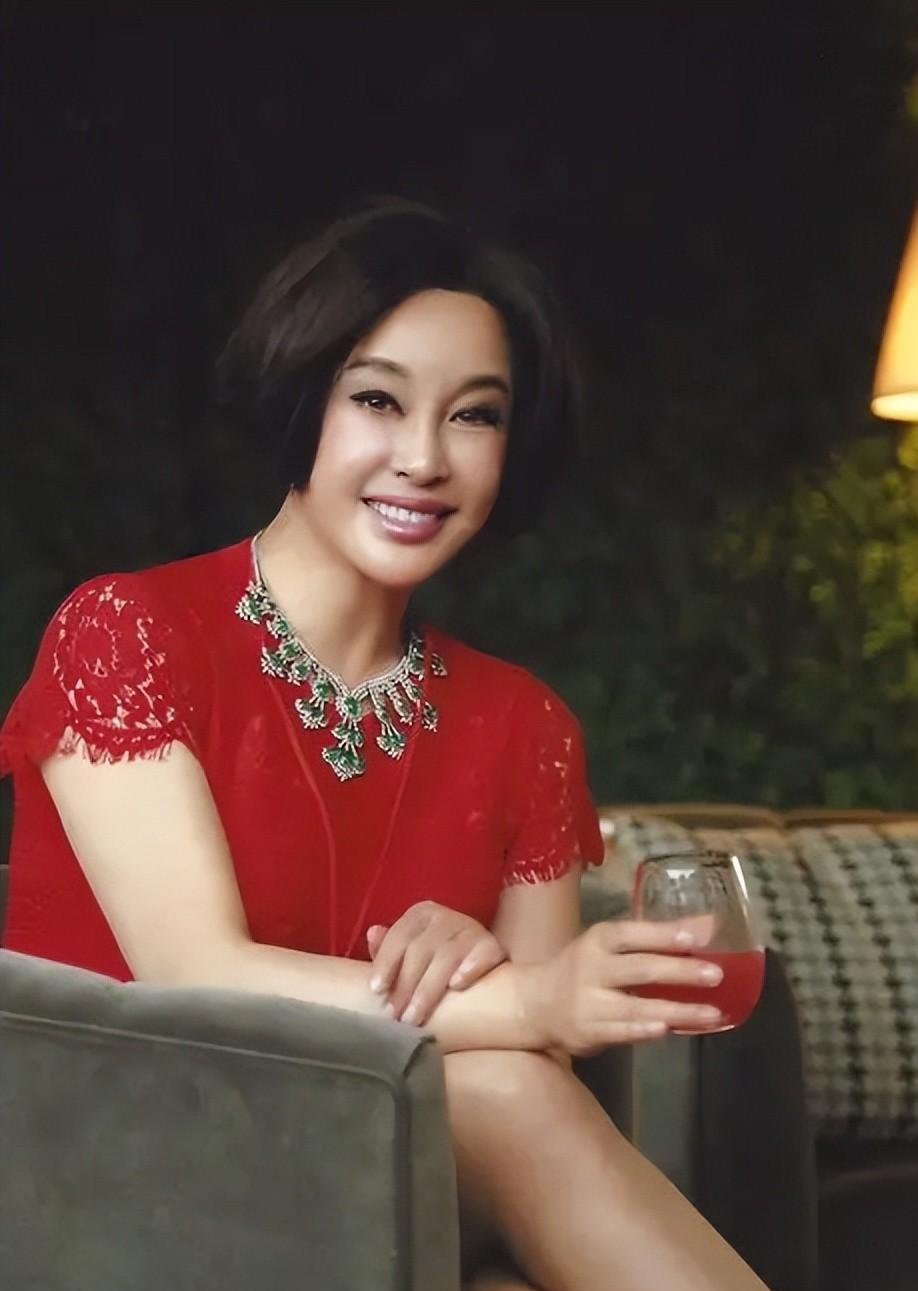 痴情种伍卫国:与刘晓庆分开后,不拍戏不结婚,如今现状怎样