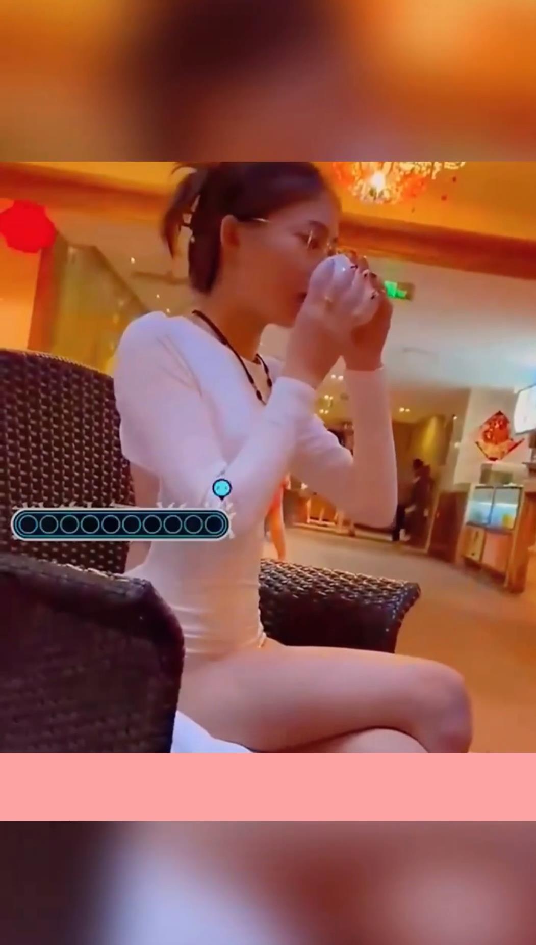 美女可真是大胆身穿紧身衣下身竟然敢真空出街