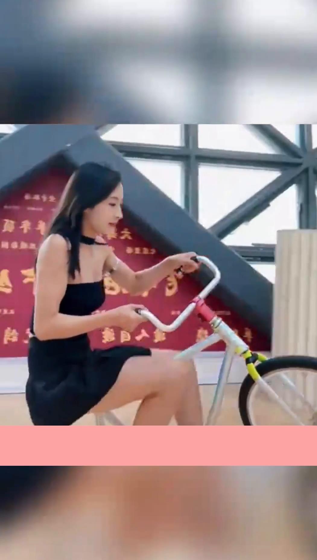 美女身穿短裙骑自行车这姿势容易让人多想