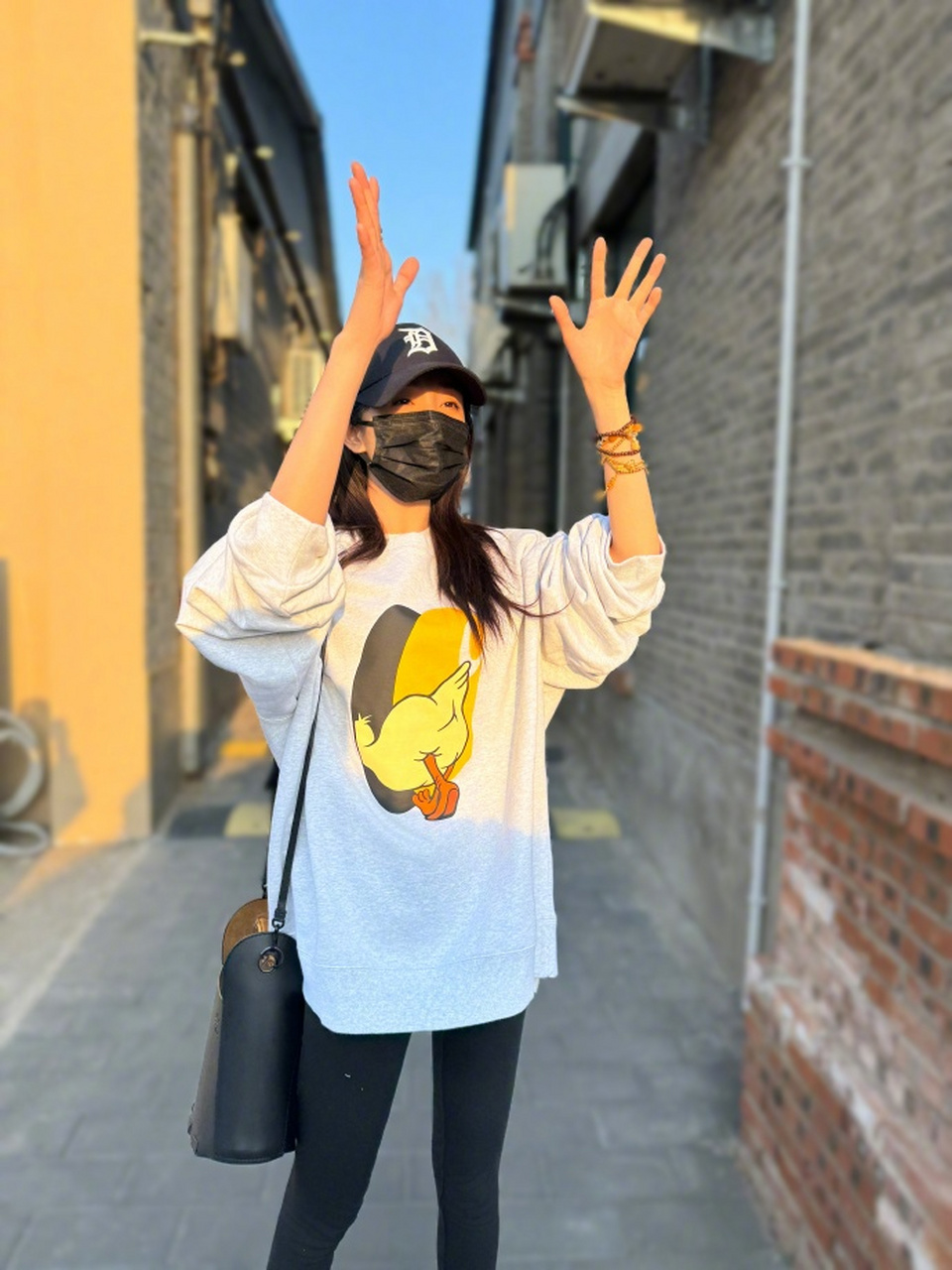 杨幂上热搜了,分享下班美照,这熟悉的比耶手势,确实比太阳还亮眼!