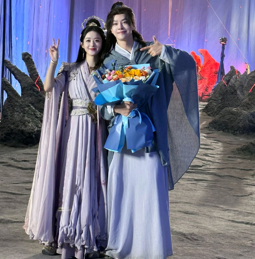 赵丽颖和好友徐海乔9年前演兄妹9年后演父女 网友调侃上一个户口本