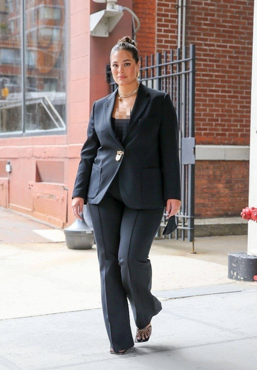 大码模特阿什利·格雷厄姆身穿西服套装也很美