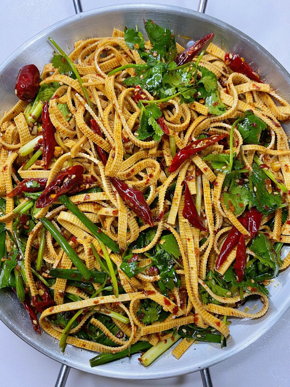 炝拌豆腐丝  香辣入味 无敌好吃 绝了 食材: 千张,小葱,香菜,蒜末