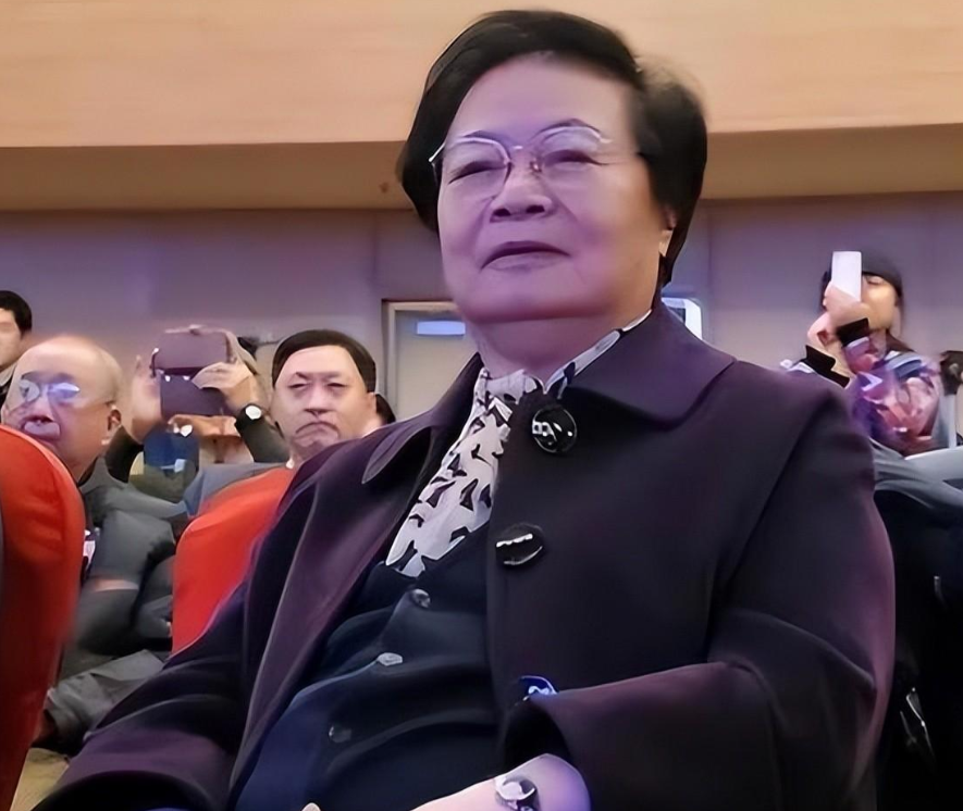 聂力成为中国首位女中将,为女性在军事领域的发展树立了榜样.