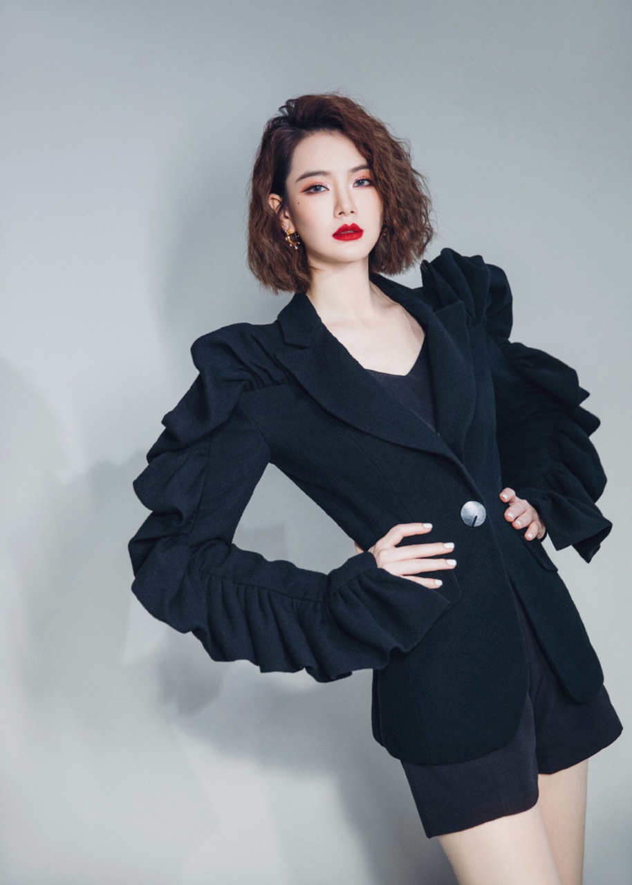 戚薇黑系穿搭精选:优雅又酷飒,打造独特时尚魅力!