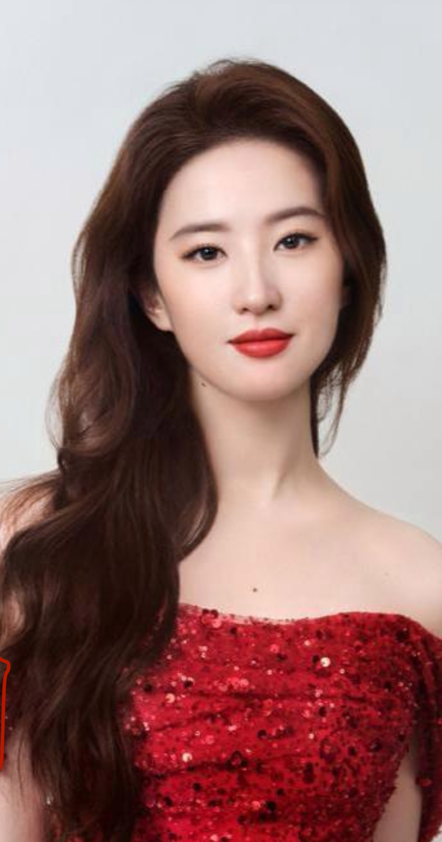 刘亦菲惊艳亮相时尚芭莎,灵蛇女王造型引爆粉丝狂热!