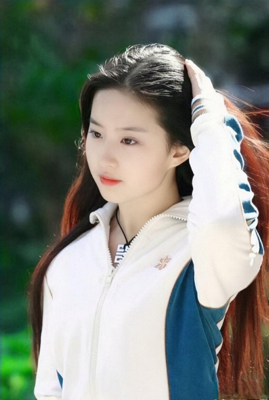 刘亦菲17岁跑步旧照,那个时候果然是青春气息爆棚啊!