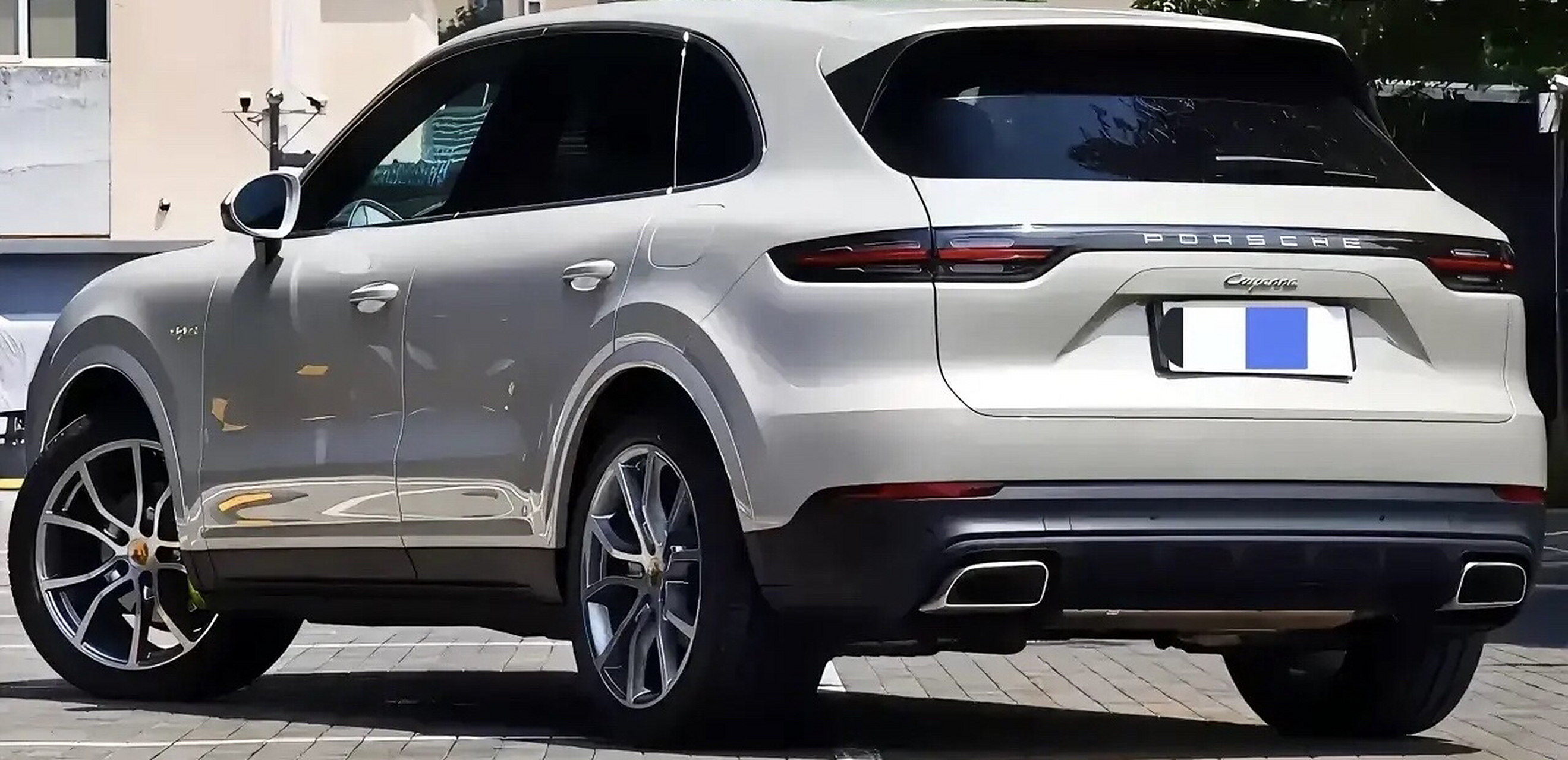 三代保时捷卡宴尾部同框对比图,觉得第二张最好看