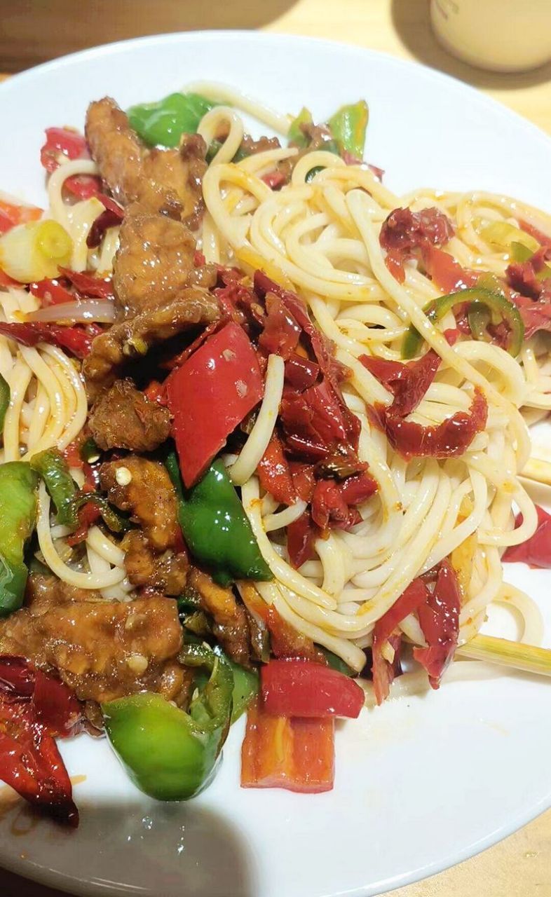 首先是新疆拌面,面条劲道爽滑,搭配上酱汁和蔬菜,口感丰富多样,吃