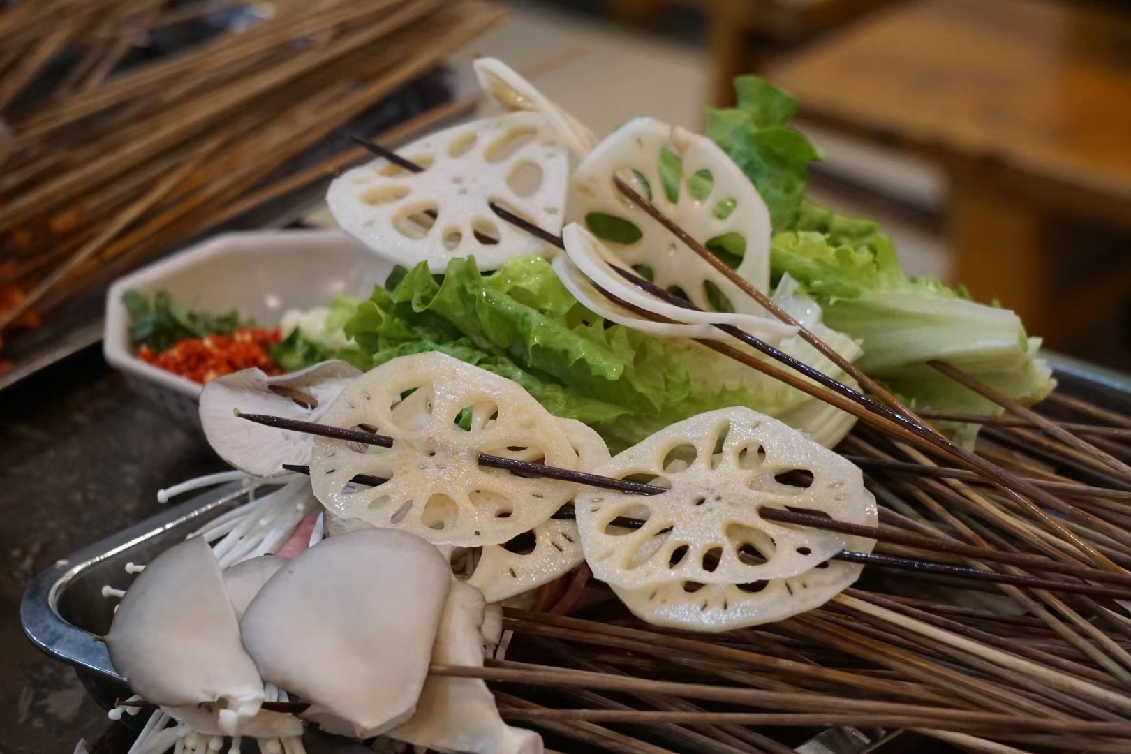 来到了附近的老窝子"灌县老妈串串店"!虽然称不上