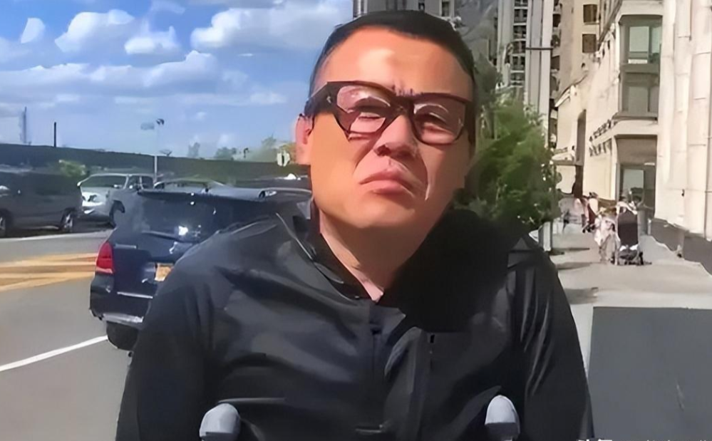 周立波梳个小小的分头,穿个优雅的西装,在《壹周立波秀》的舞台上为