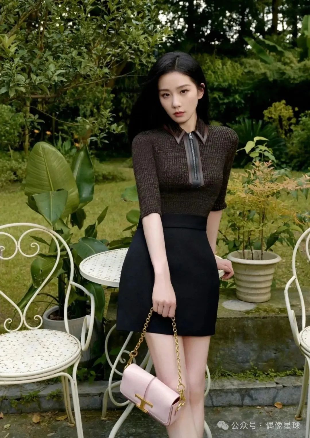 偶像星球:刘诗诗时尚搭配咖啡色毛衣配黑色短裙超美爱了爱了